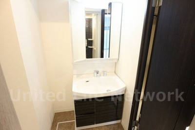 【独立洗面台】 | ロイヤルカーサ寿町 | 清潔感ある独立洗面台で毎日気持ちよく♪