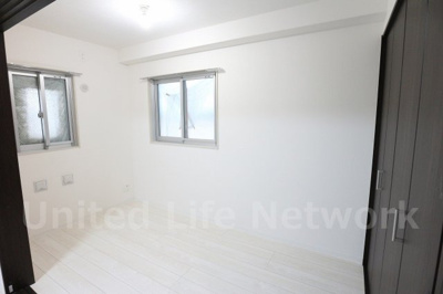 【寝室】 | ロイヤルカーサ寿町 | 明るく開放感のある居室で、自分だけのくつろぎ空間を。