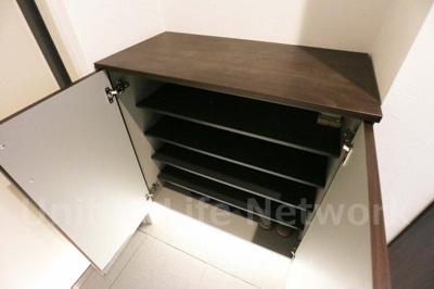 【設備】 | ロイヤルカーサ寿町 | 収納力たっぷりのシューズボックスで玄関すっきり！