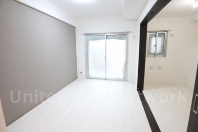 【居間・リビング】 | ロイヤルカーサ寿町 | ゆったりとくつろげる、落ち着きのある居室空間です