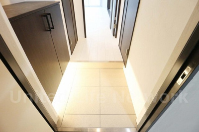 【玄関】 | ロイヤルカーサ寿町 | 住まいの顔ともなる玄関