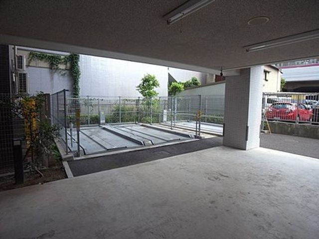 渋谷区笹塚１丁目の賃貸マンションの駐車場