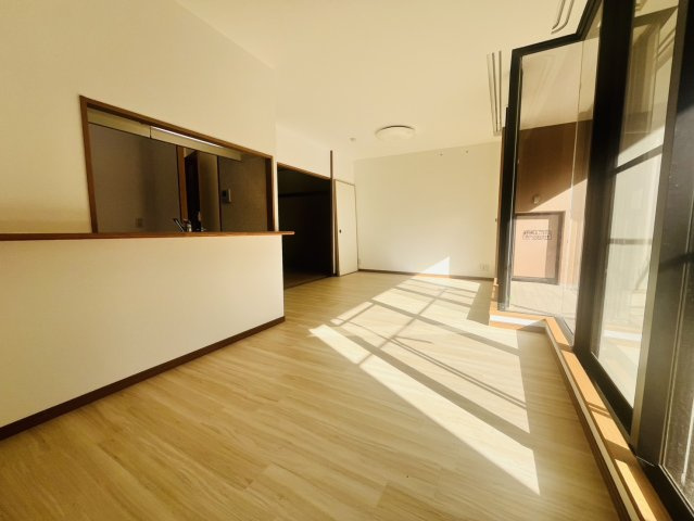 コート須磨関守町の居間・リビング