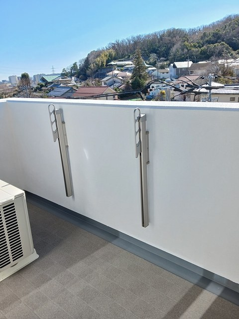 稲城市大丸の賃貸マンションのバルコニー