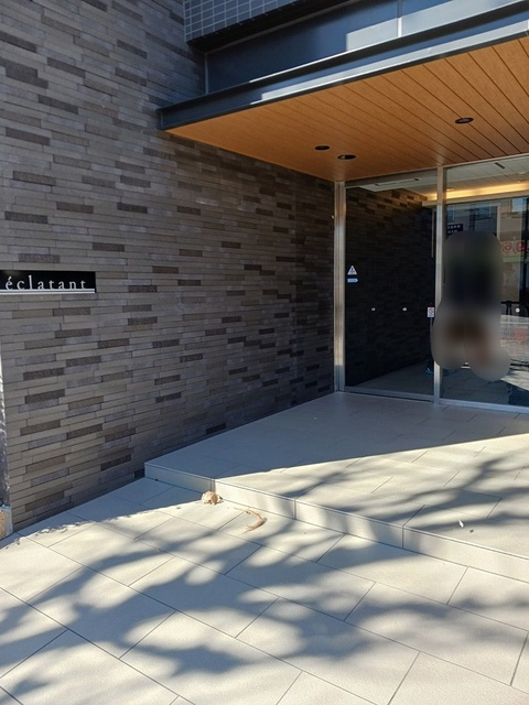 稲城市大丸の賃貸マンションのエントランス