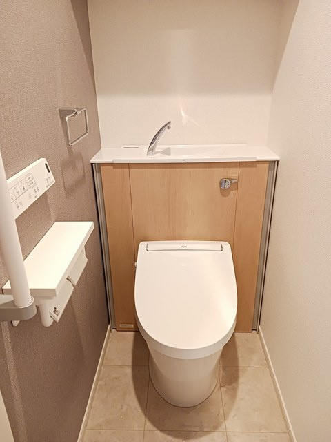 稲城市大丸の賃貸マンションのトイレ