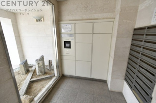 宅配ボックスは荷物の受け取りや配達が便利で安全です。不在時でも荷物が確保され、盗難や損傷のリスクが減少。受け取り時間の柔軟性が向上。外出先からでも荷物の受け取りや預けが可能となります。