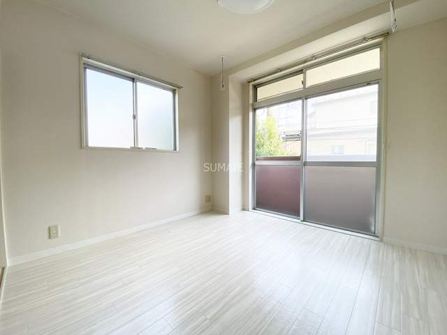 レジデンスカープ大宮の居間・リビング|人気の角部屋です！