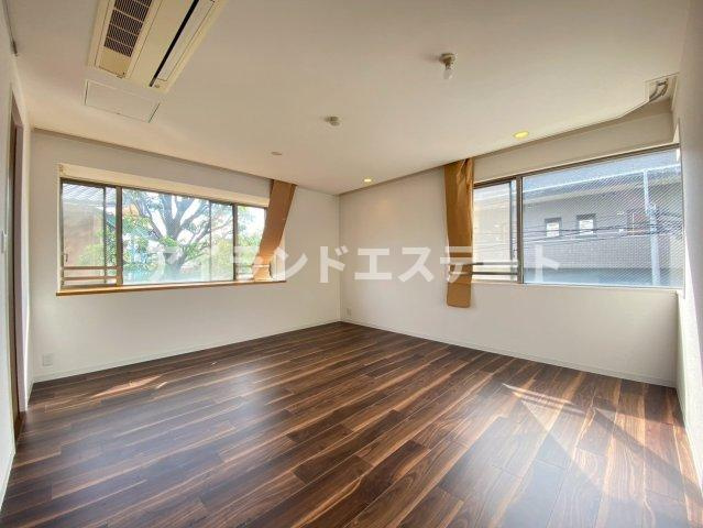 LANAI COURT CLASSIC　ファミリー向け　角部屋　オートロックの居間・リビング