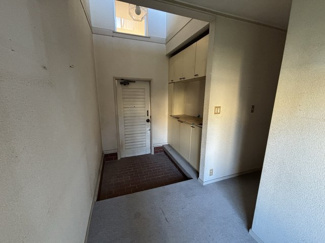 【玄関】 | 茨木市南春日丘３丁目　中古戸建 | 吹抜けのある開放的な玄関です♪