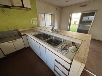 【キッチン】 | 茨木市南春日丘３丁目　中古戸建 | コの字キッチンです！