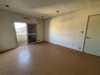 【寝室】 | 茨木市南春日丘３丁目　中古戸建 | 広くて明るい寝室です１