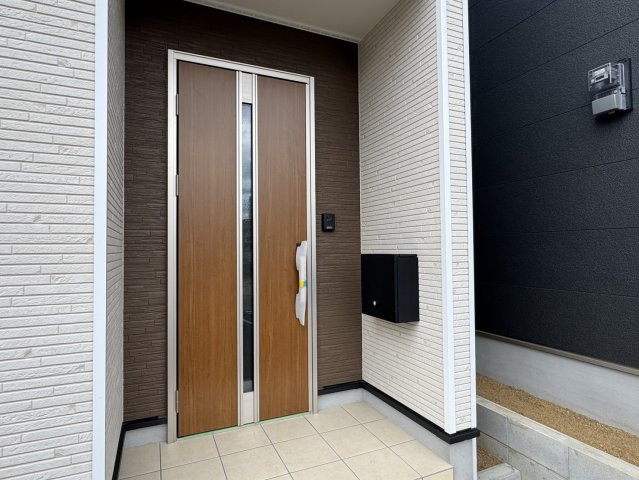 貝塚市地藏堂　第1　新築分譲住宅の玄関