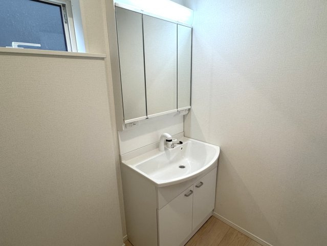 貝塚市地藏堂　第1　新築分譲住宅の洗面所|三面鏡付洗面台♪鏡の裏に収納もできて便利◎