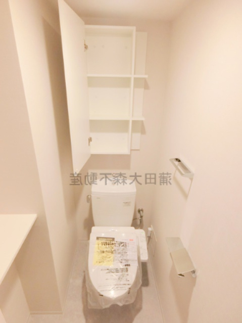 ブランシエスタ西馬込のトイレ|吊り棚と温水洗浄便座付きトイレ