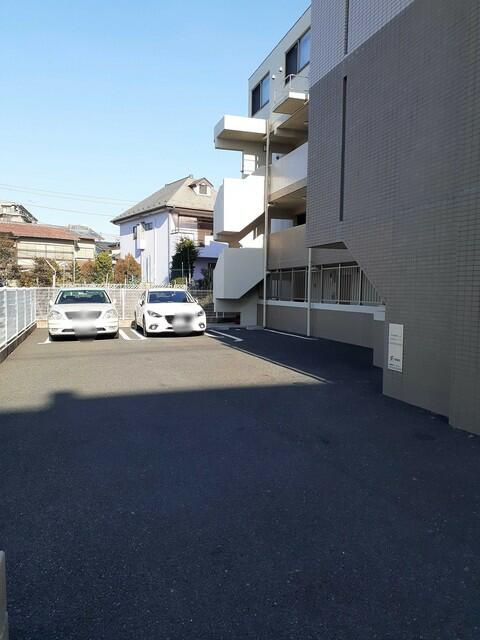 アンジュール登戸の駐車場