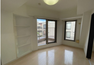 【居間・リビング】 | グランステューディオ市ヶ谷薬王寺壱番館 | 使いやすいリビングです