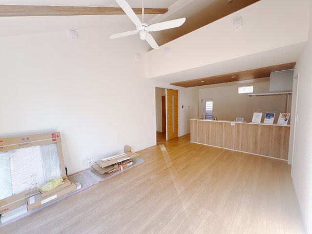 【ブルーミングガーデン】　宇都宮市花房1丁目　限定1邸の居間・リビング|○LDK18帖○
キッチンのポップアップ天井、開放感溢れる折上天井を採用♪広々としたリビングは南側に設けた掃き出し窓からたくさんの陽光を取り入れてくれます。 
※2025年10月撮影