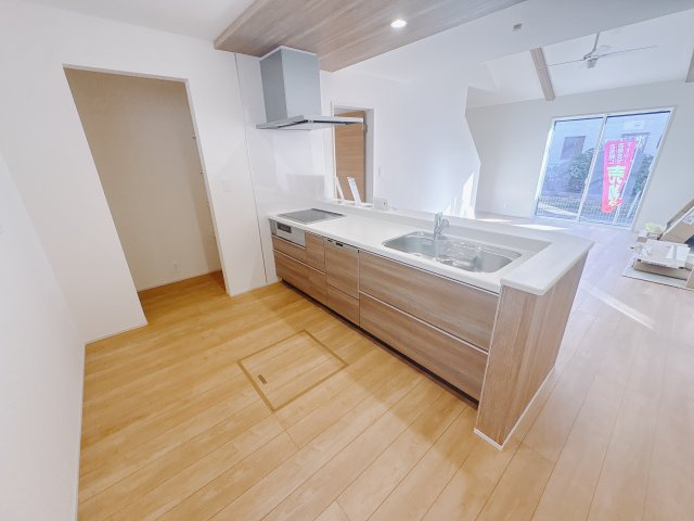 【ブルーミングガーデン】　宇都宮市花房1丁目　限定1邸のキッチン|○キッチン○
対面仕様で、料理をしながら家族と会話ができるだけでなく、明るいリビングとつながる、ゆとりと快適性を兼ね備えたキッチンです。
※2025年10月撮影