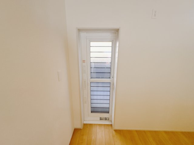 【ブルーミングガーデン】　宇都宮市花房1丁目　限定1邸のキッチン|○勝手口○
勝手口からサッとごみ出しもできます。車から買い物した食材も直接キッチンに届けることも出来て便利です。床下収納も完備。	
※2025年10月撮影