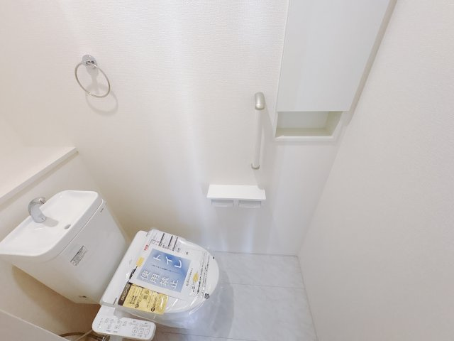 【ブルーミングガーデン】　宇都宮市花房1丁目　限定1邸のトイレ|○トイレ○
ニッチ収納＆タオル掛け付きトイレ。手すり付きで安心のトイレスペースです！
※2025年10月撮影