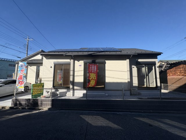 【ブルーミングガーデン】　宇都宮市花房1丁目　限定1邸の外観|○限定1邸○
商業施設充実の便利な住環境に人気の平屋住宅が誕生しました♪
太陽光発電システム付♪住宅ローン減税、固定資産税などの税制優遇される長期優良住宅です♪
※2025年10月撮影