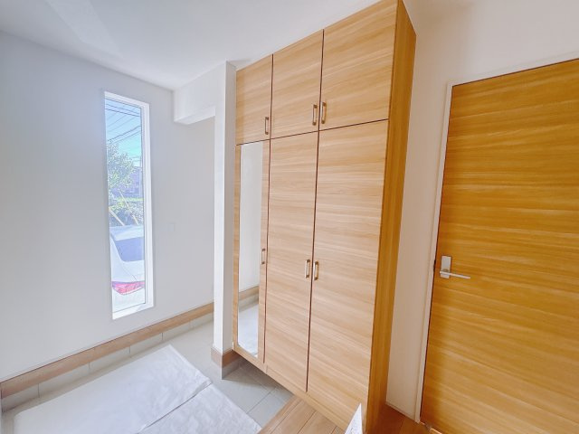 【ブルーミングガーデン】　宇都宮市花房1丁目　限定1邸の玄関|〇玄関〇
明るく広々とした玄関ホール。大容量シューズボックスに加え土間収納も完備♪家の入口である玄関に靴などが散乱することなくすっきりとした空間を創ることができます。
※2025年10月撮影