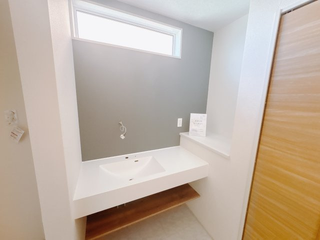 【ブルーミングガーデン】　宇都宮市花房1丁目　限定1邸の独立洗面台|〇洗面化粧台〇
忙しい朝に混雑しがちな洗面台も、家族が並んでお支度もはかどります。
※2025年10月撮影