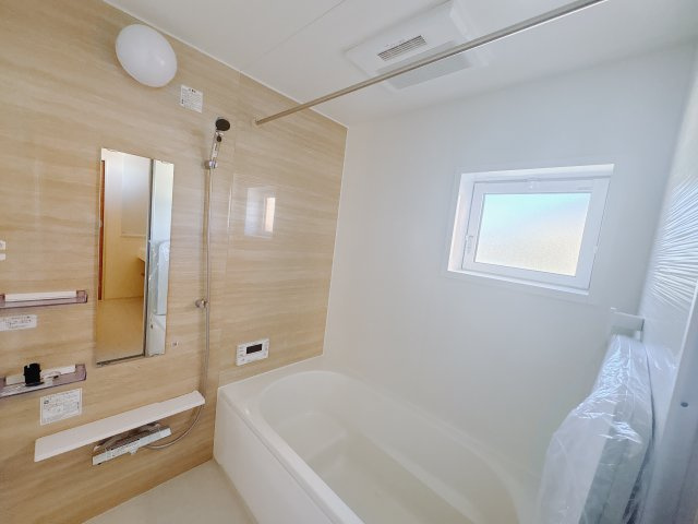 【ブルーミングガーデン】　宇都宮市花房1丁目　限定1邸の浴室|〇浴室〇
白と木目柄が、清潔で落ち着いた雰囲気を醸す浴室。1日の疲れをゆっくりと癒すことができる。雨の日には浴室内に洗濯物を干すこともできる、機能性も備えています。
※2025年10月撮影