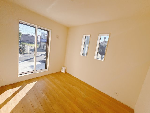 【ブルーミングガーデン】　宇都宮市花房1丁目　限定1邸の洋室|○洋室5.25帖○
リビングから離れた配置、玄関から直接出入り可能な洋室です。
ご両親やお友達が泊まりに来た時にゆったりくつろげるスペースとしてもお勧めです。
※2025年10月撮影