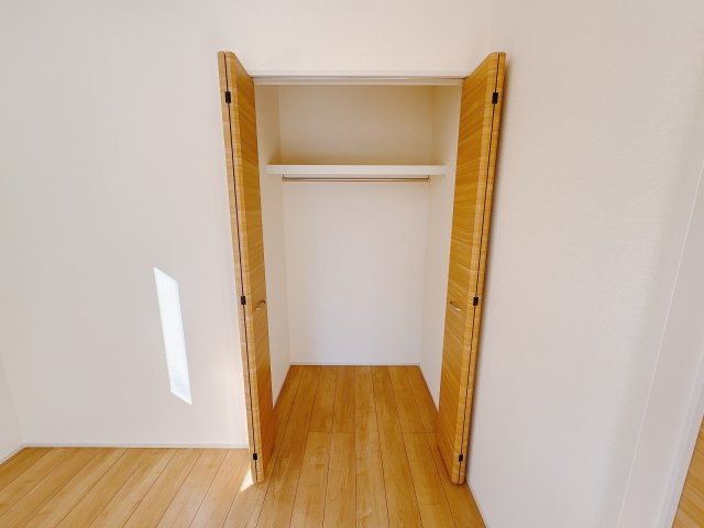 【ブルーミングガーデン】　宇都宮市花房1丁目　限定1邸の収納|○クローゼット○
全居室収納完備♪ハンガーパイプが付いたクローゼットなので、
お洋服も楽々片付けられます♪
※2025年10月撮影