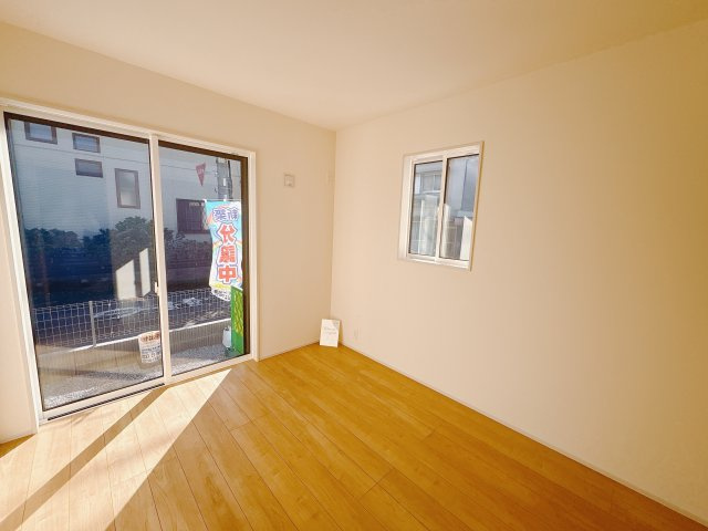 【ブルーミングガーデン】　宇都宮市花房1丁目　限定1邸の洋室|○洋室5.25帖○
全居室のサッシにはシャッターを標準装備♪防犯、防災効果、遮熱、遮音効果、そして快適な室温調整にも効果を発揮します。
※2025年10月撮影