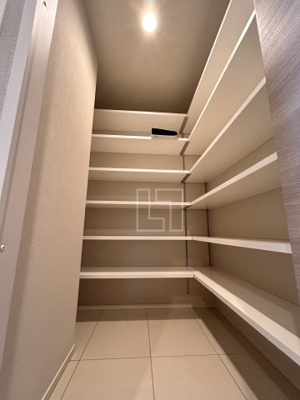 【収納】 | IBC Residence West | IBC Residence West(アイビーシーレジデンスウエスト)　シューズインクローゼット