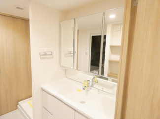 【独立洗面台】 | パークシティ大宮セントラルタワー | 忙しい朝にうれしい、ワイドな鏡とたっぷり収納の洗面台