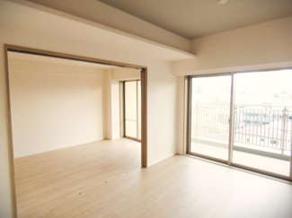 【居間・リビング】 | パークシティ大宮セントラルタワー | 光と風を招き入れる、大開口の窓。開放感あふれるリビング13.7帖