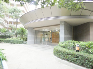 【外観】 | パークシティ大宮セントラルタワー | 緑と調和する、安らぎのエントランス