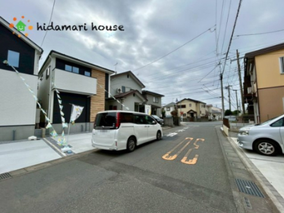 上尾市浅間台12期　新築戸建　GRACE02の前面道路含む現地写真