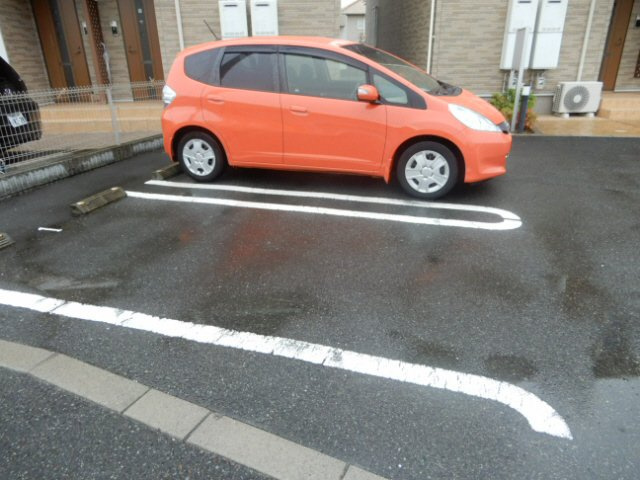 リヴェールコートⅤの駐車場