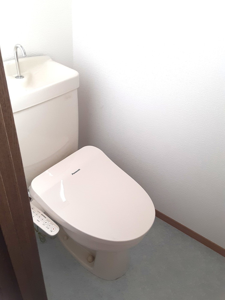 コーポみやざわのトイレ|温水洗浄便座は残置物となります。