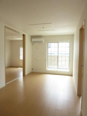 レヴェランスＢの居間・リビング|ゆったりとした居間です