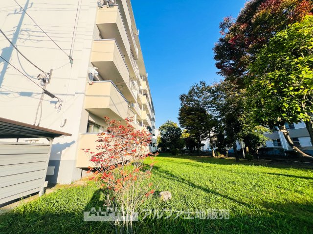 西けやき台団地第5号棟の外観|【Green orchestra】
◆四季の植栽◆広葉樹の四季の移ろいを、季節に表情を変えるグリーンとレッドのそれに呼応して変化する外観。それはまさに緑とシンパシーし鳴りやまないオーケストラの邸宅。