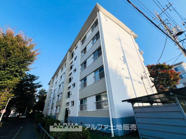 西けやき台団地第5号棟の外観|【Blue sky】
◆青空に包まれて◆ベランダから望む紺碧の空。外を眺め時を忘れるなんて、ひさしかたぶりだろうか。こんなにも広く美しい情景が我が家にも広がっているなんて。こんな時間を大切にしたい。