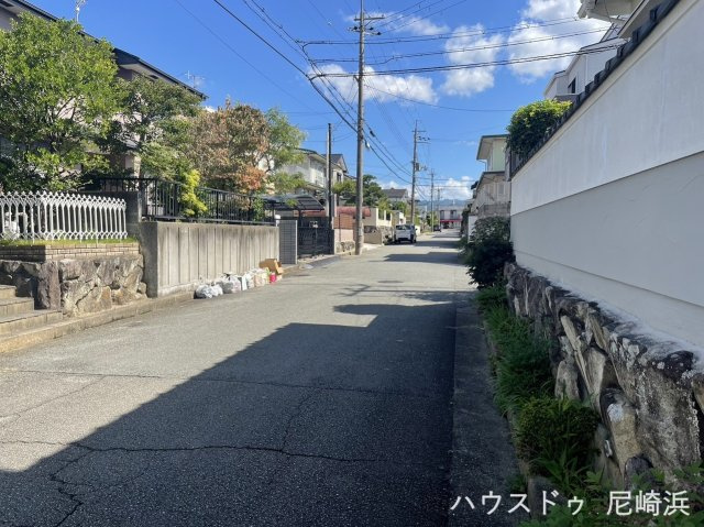 中古戸建　川西市清和台東2丁目の前面道路含む現地写真|前面道路 約6ｍあり、車の出し入れもラクラク！