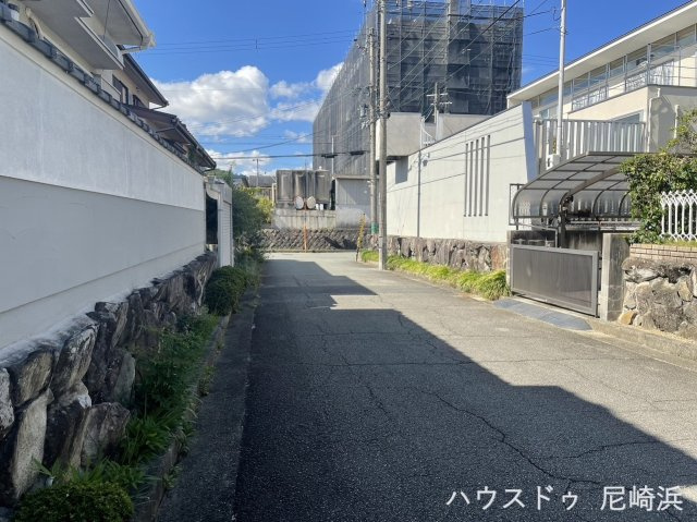 中古戸建　川西市清和台東2丁目の前面道路含む現地写真
