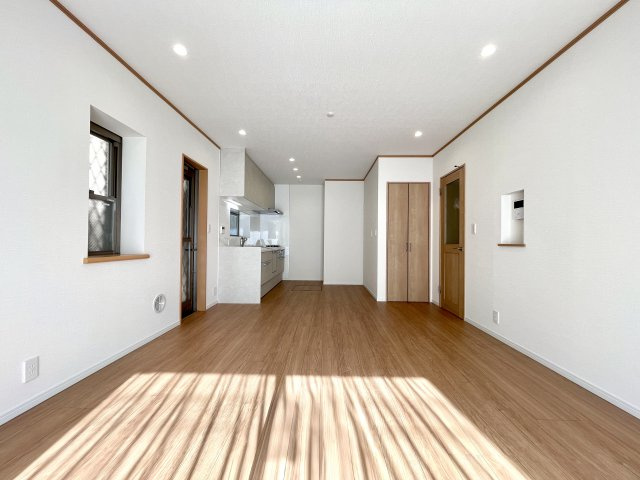 練馬区西大泉1丁目　穏やかな街並み　大型新規リフォーム住宅の居間・リビング