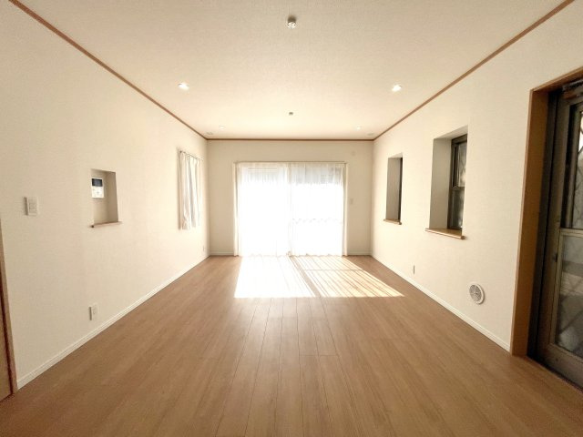 練馬区西大泉1丁目　穏やかな街並み　大型新規リフォーム住宅の居間・リビング