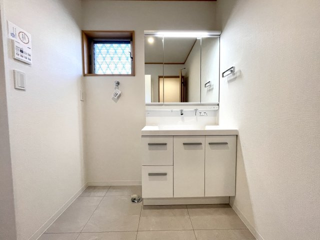 練馬区西大泉1丁目　穏やかな街並み　大型新規リフォーム住宅の独立洗面台