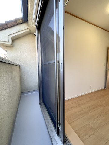 練馬区西大泉1丁目　穏やかな街並み　大型新規リフォーム住宅のバルコニー