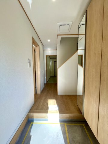 練馬区西大泉1丁目　穏やかな街並み　大型新規リフォーム住宅の玄関