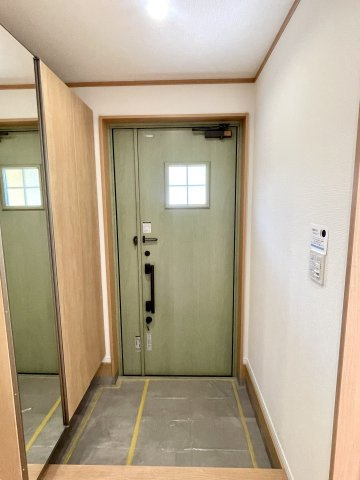 練馬区西大泉1丁目　穏やかな街並み　大型新規リフォーム住宅の玄関